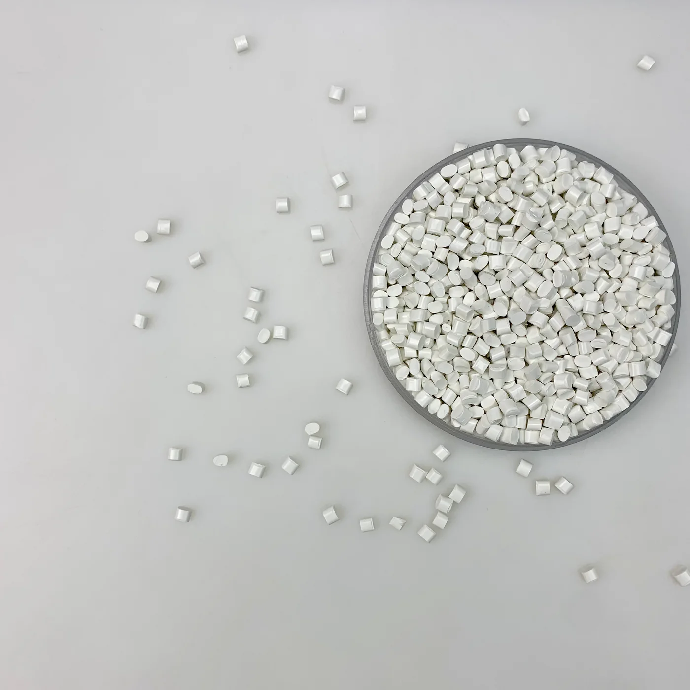 DGK-AES ZG8100 titanium white AES pellets in bowl