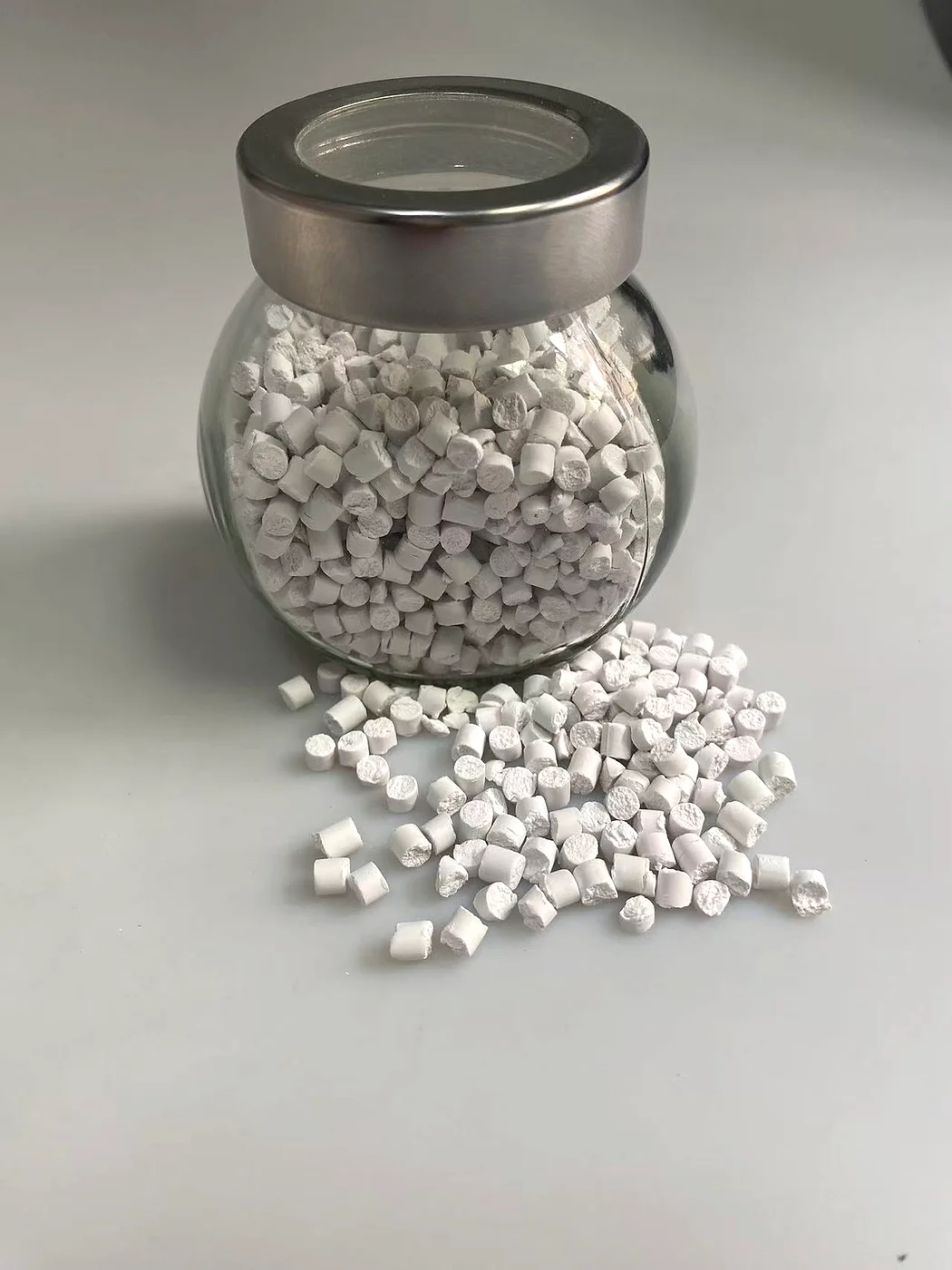 DGK-PVC KJD789JC permanent antistatic white PVC pellet sample